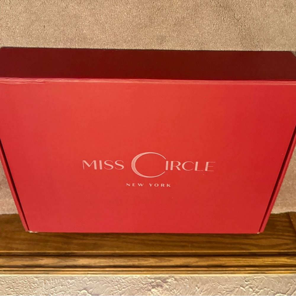 Miss Circle Red Box - Picture 3 of 8